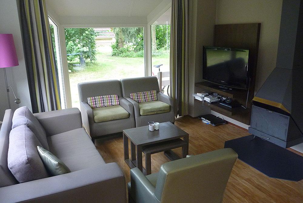 Woonkamer van de bungalow, Landal Landgoed 't Loo