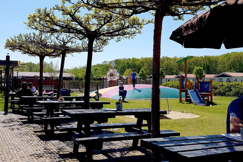 Terras met uitzicht op de speeltuin, De Meerpaal