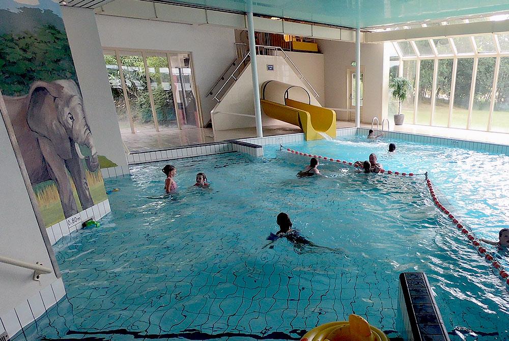 Glijbaan in het zwembad van Vakantiepark Beekse Bergen
