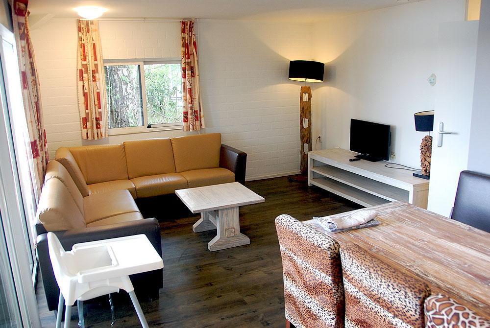 Jungalow woonkamer, Vakantiepark Beekse Bergen