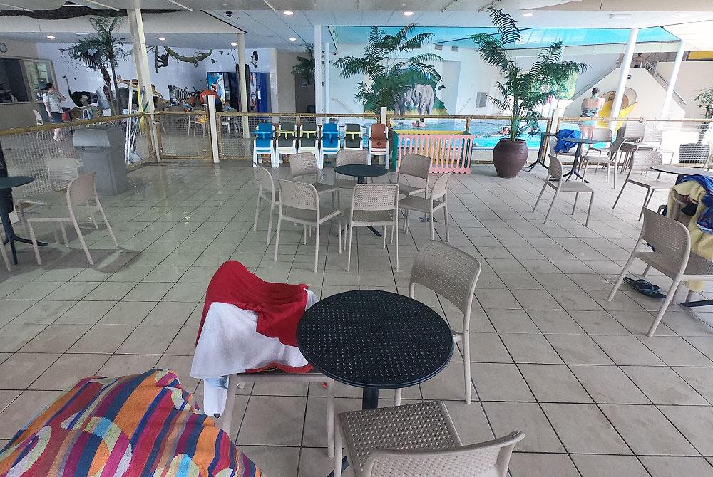 Zitgelegenheid in het zwembad, Vakantiepark Beekse Bergen