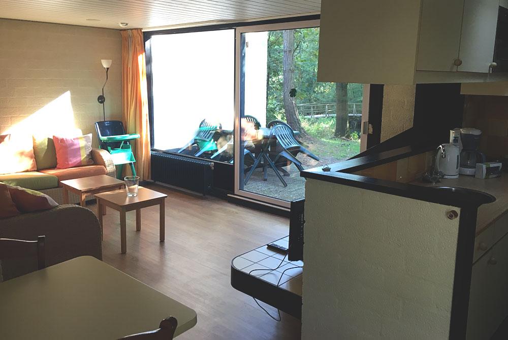 De keuken en woonkamer van de cottage, Center Parcs De Huttenheugte
