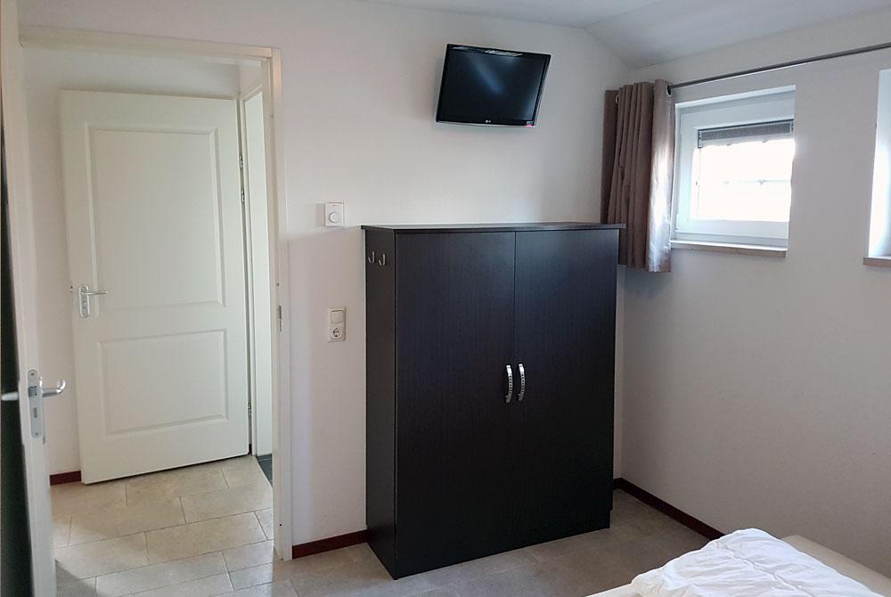 TV in de slaapkamer van de vakantieboerderij, Buitenhof de Leistert