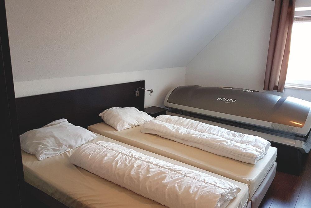 Slaapkamer met zonnebank, Buitenhof de Leistert