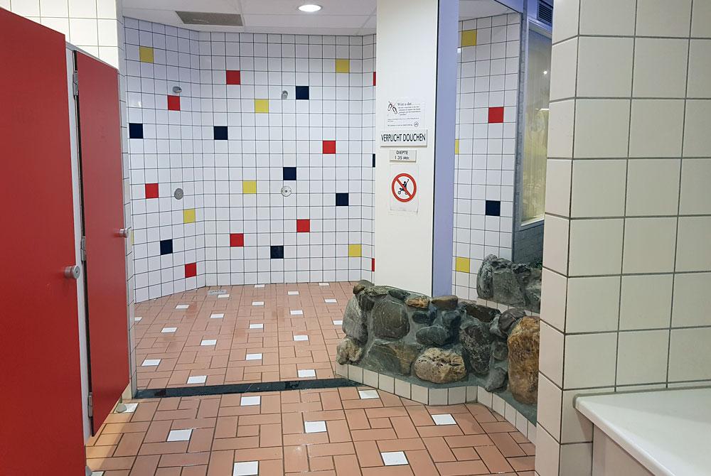 Douches in het zwembad van Buitenhof de Leistert