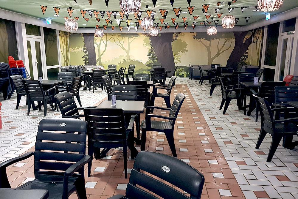 Terras in het zwembad, Buitenhof de Leistert