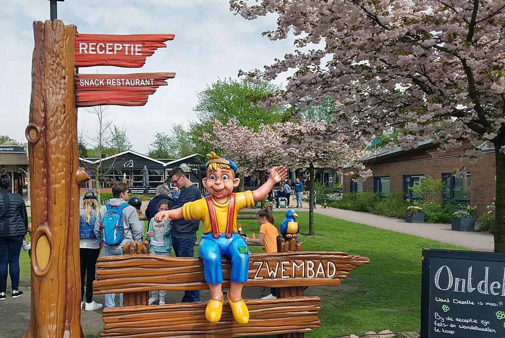 Bartje zit al klaar bij de ingang, Landal Het Land van Bartje
