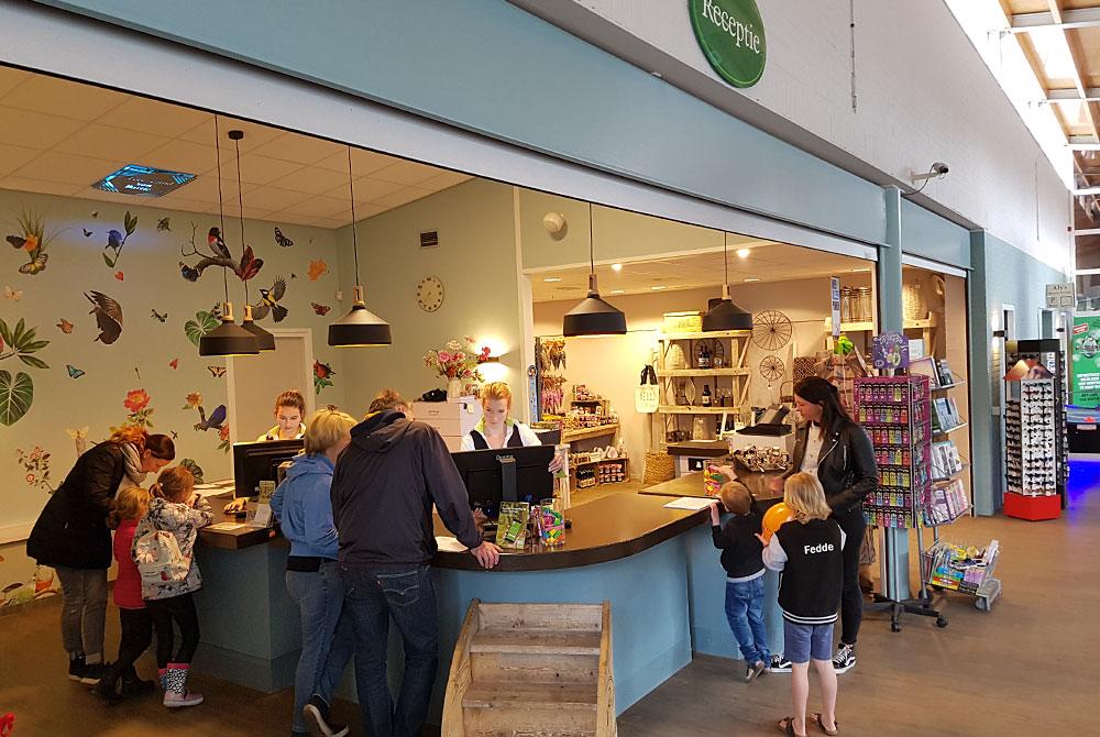 Inchecken bij de receptie, Landal Het Land van Bartje