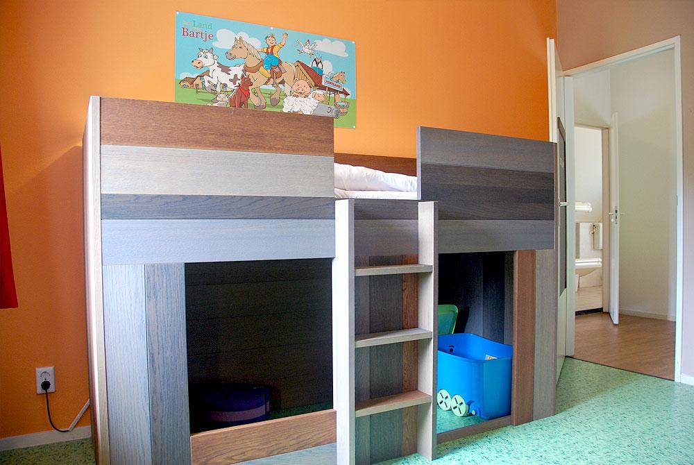 Hoogslaper en speelgoed in de kinderkamer, Landal Het Land van Bartje
