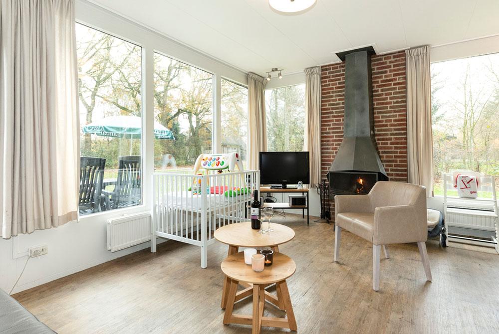 De woonkamer in de babybungalow, Landal Aelderholt