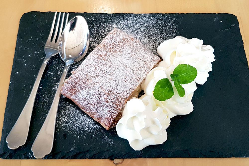 Apfelstrudel met slagroom