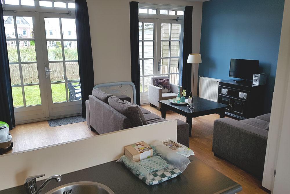 Woonkamer van de bungalow, Landal Esonstad
