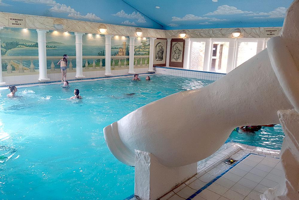 Glijbaan in het zwembad, Recreatiepark De Boshoek