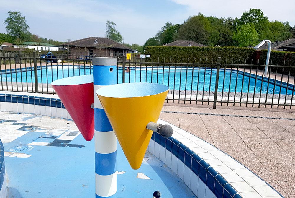 Zwemmen in het buitenbad, Recreatiepark De Boshoek