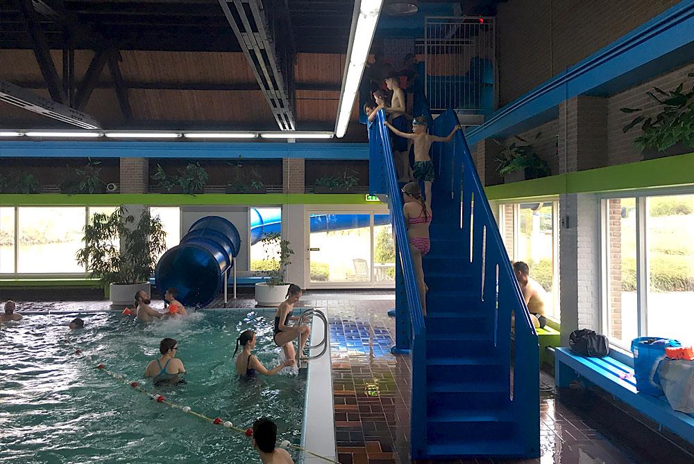 Glijbaan in het zwembad, Vakantiepark Aquadelta