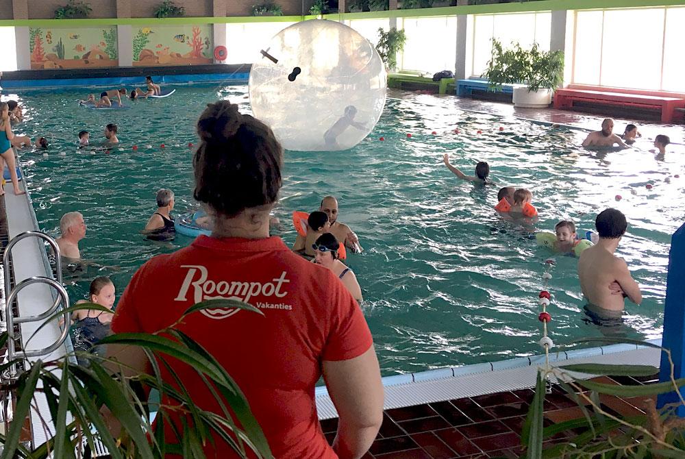 Toezicht in het zwembad, Vakantiepark Aquadelta