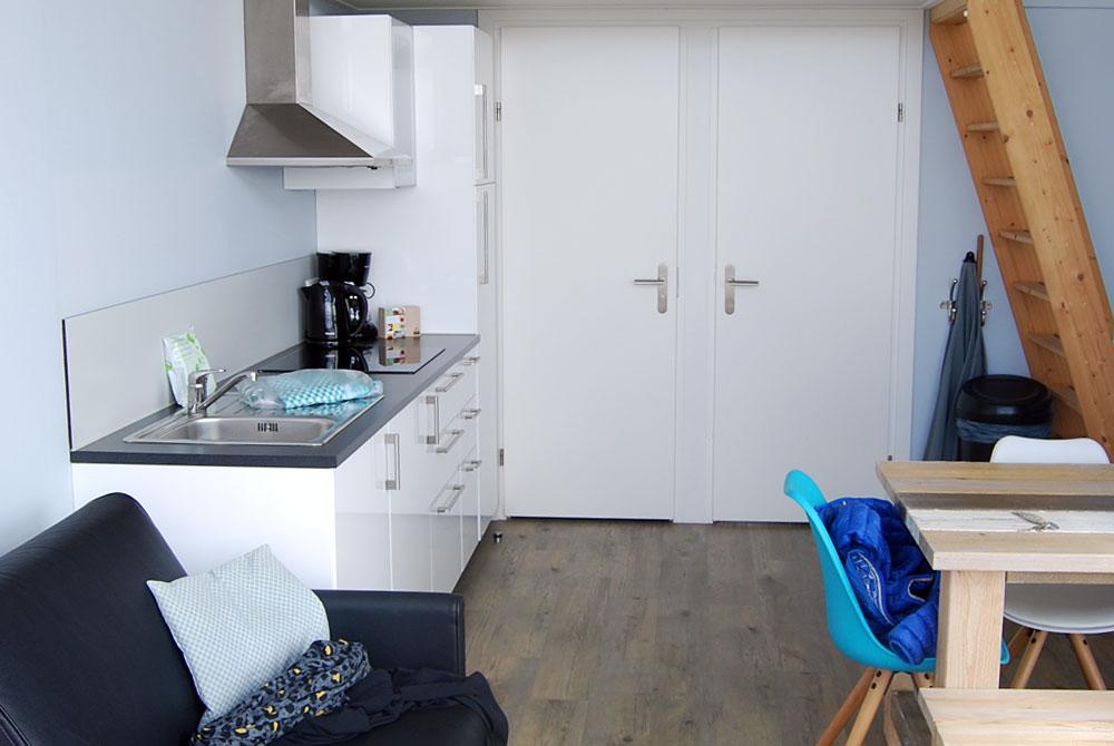 Keuken in het huisje, Landal Strandhuisjes Julianadorp