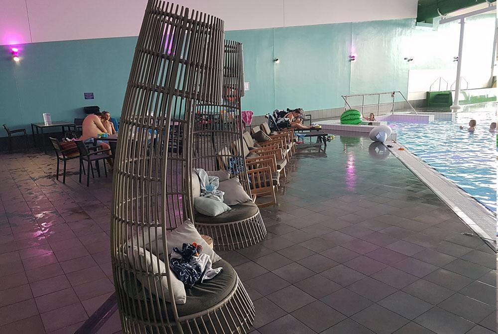 Strandstoelen in het zwembad, Landal Strandhuisjes Julianadorp