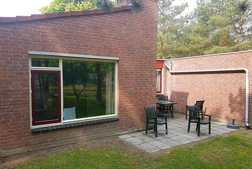 Terras bij de bungalow, Vakantiepark Weerterbergen