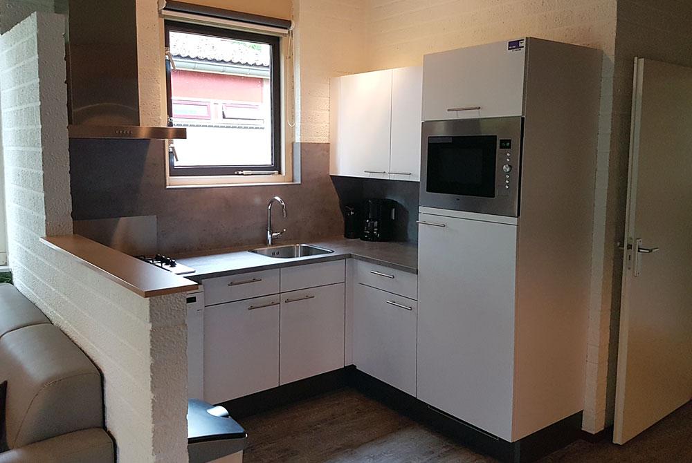 Keuken in de bungalow, Vakantiepark Weerterbergen