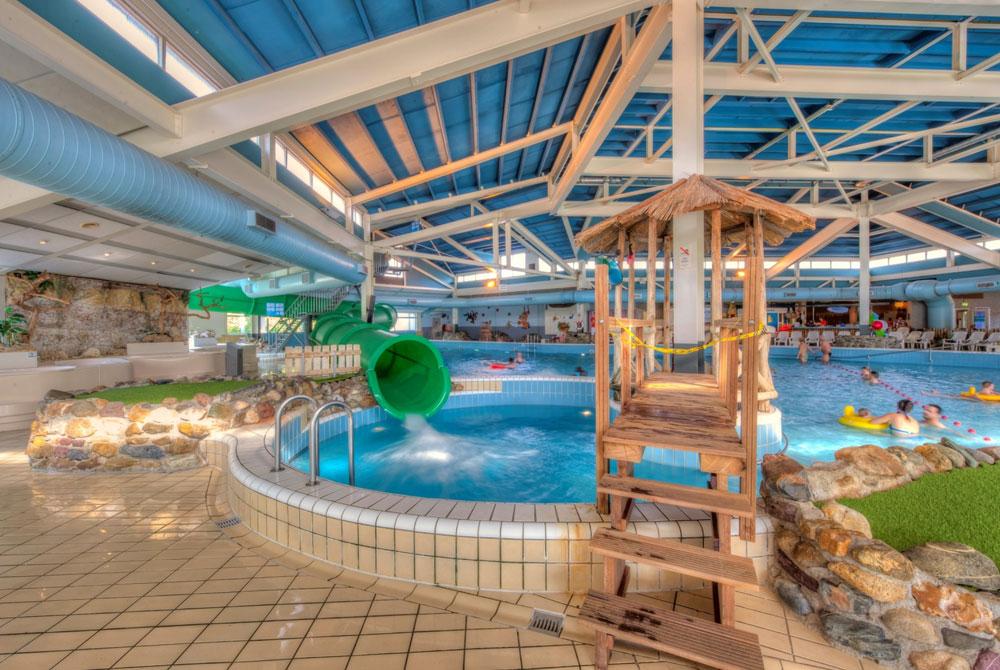 Glijbaan in het zwembad van Vakantiepark Weerterbergen