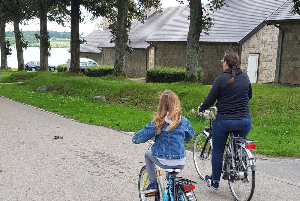 Fietsen in het bungalowpark, l’Eau d’Heure