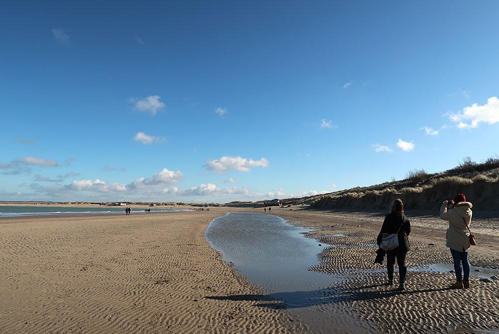 Wandelen over het strand, Vakantiepark Aquadelta