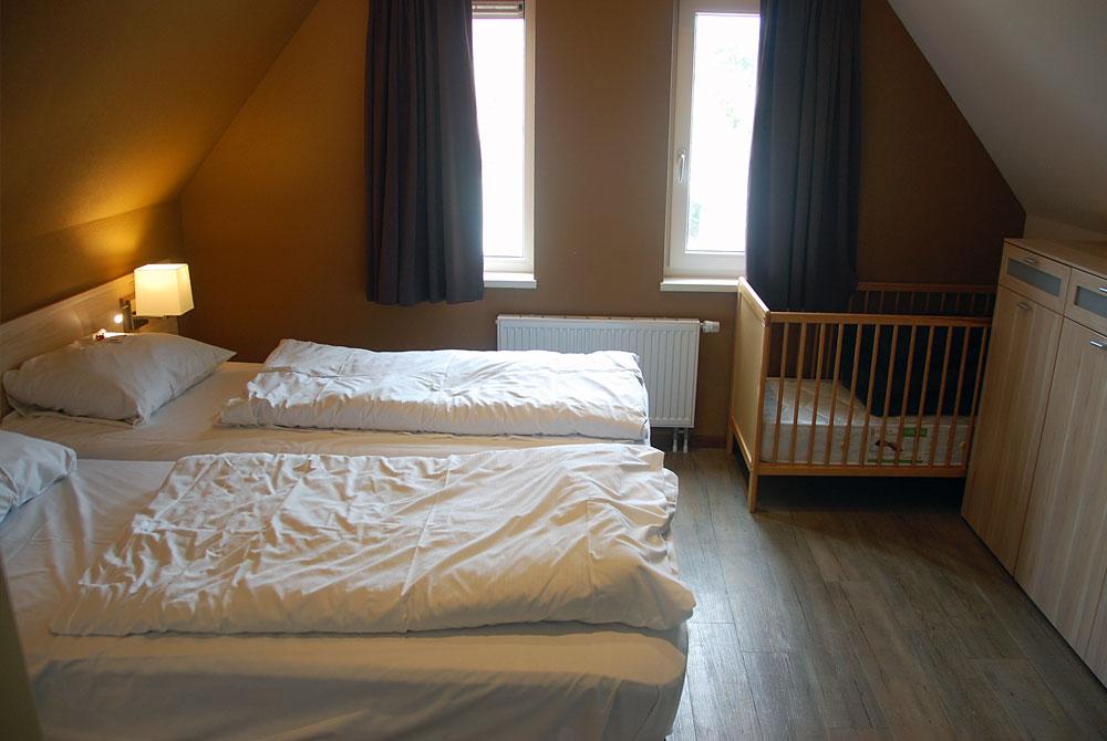 Slaapkamer met babybedje, Vakantiepark De Krim