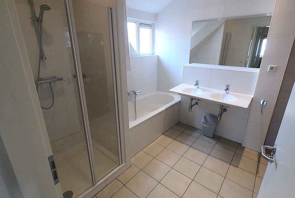 Badkamer van de familievilla, Vakantiepark De Krim