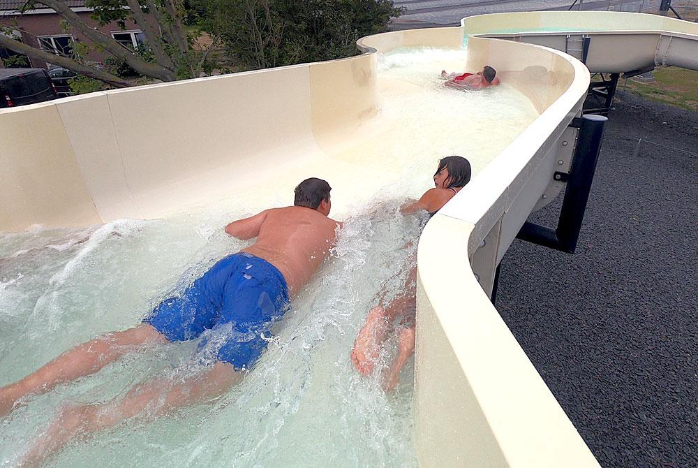 Waverider wildwaterbaan in het zwembad van Vakantiepark De Krim