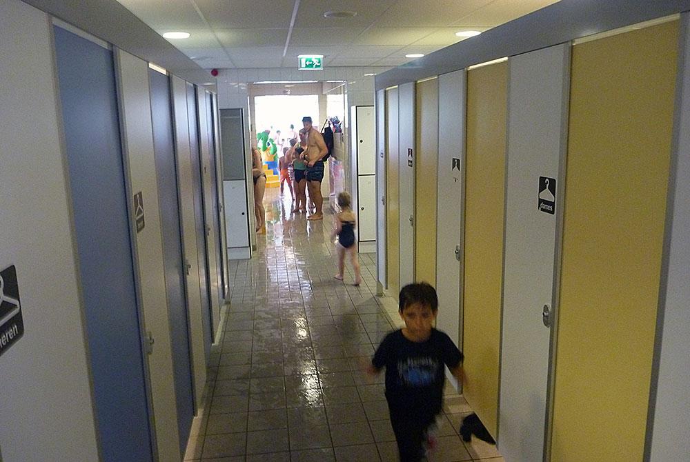 Omkldeedhokjes in het zwembad, Landal Waterparc Veluwemeer