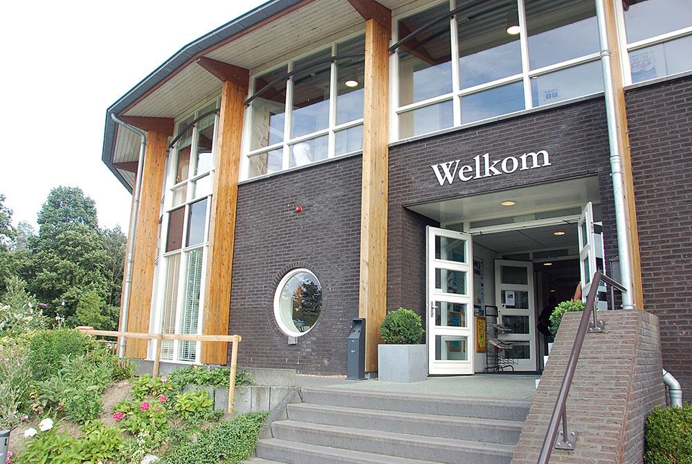 Ingang van het centrumgebouw