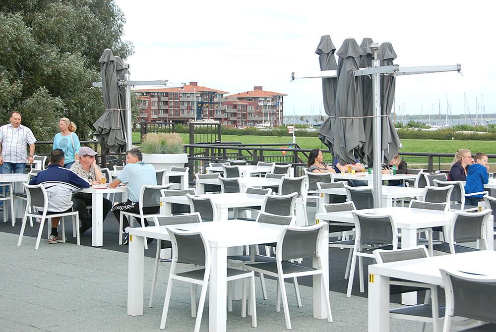 Terras van het restaurant, Landal Waterparc Veluwemeer