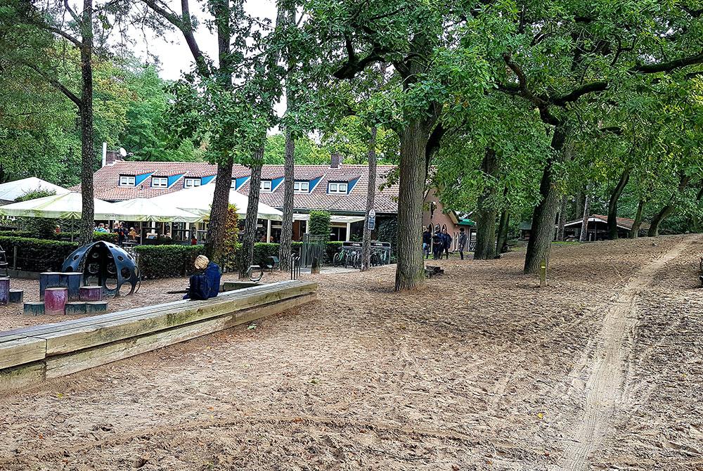 De Roestelberg ligt Aan de rand van de Loonse en Drunense duinen