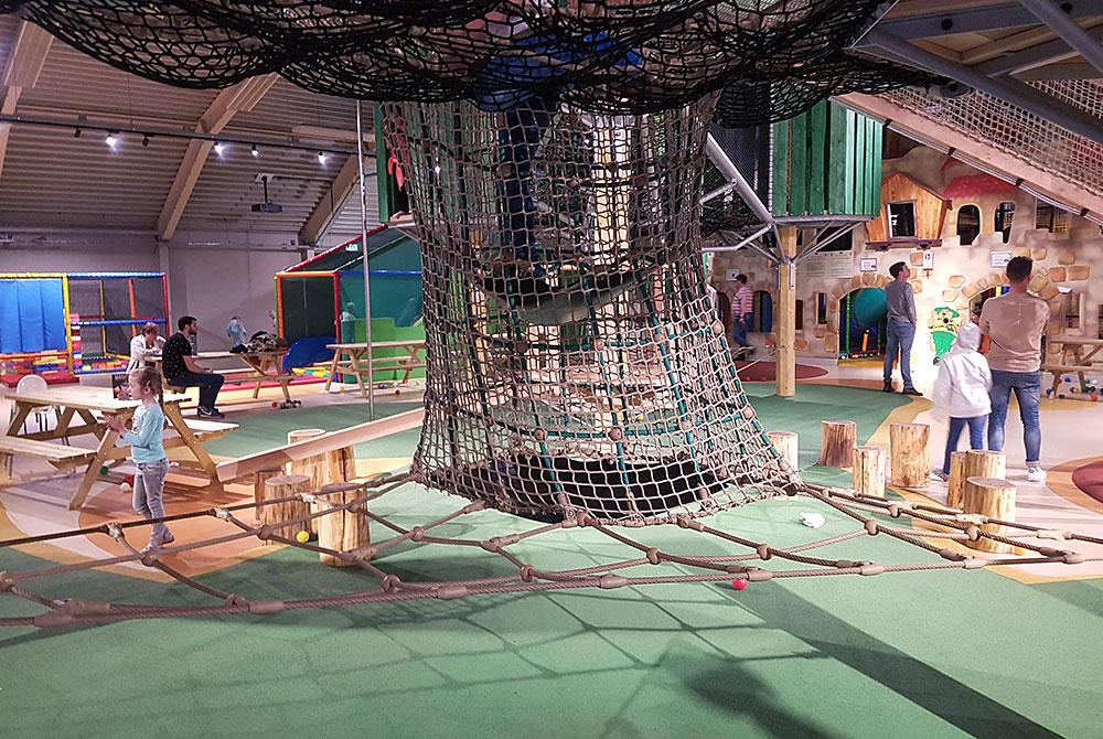 High rope parcours in het indoorspeelparadijs, Landal Rabbit Hill