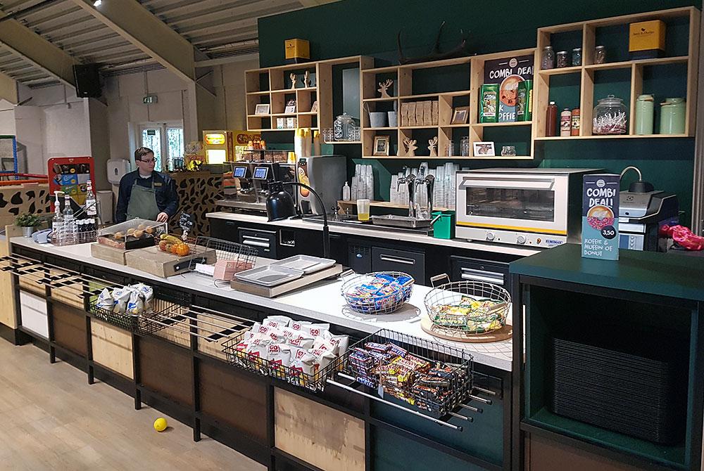 Bar voor hapje en drankje bij het indoorspeelparadijs, Landal Rabbit Hill