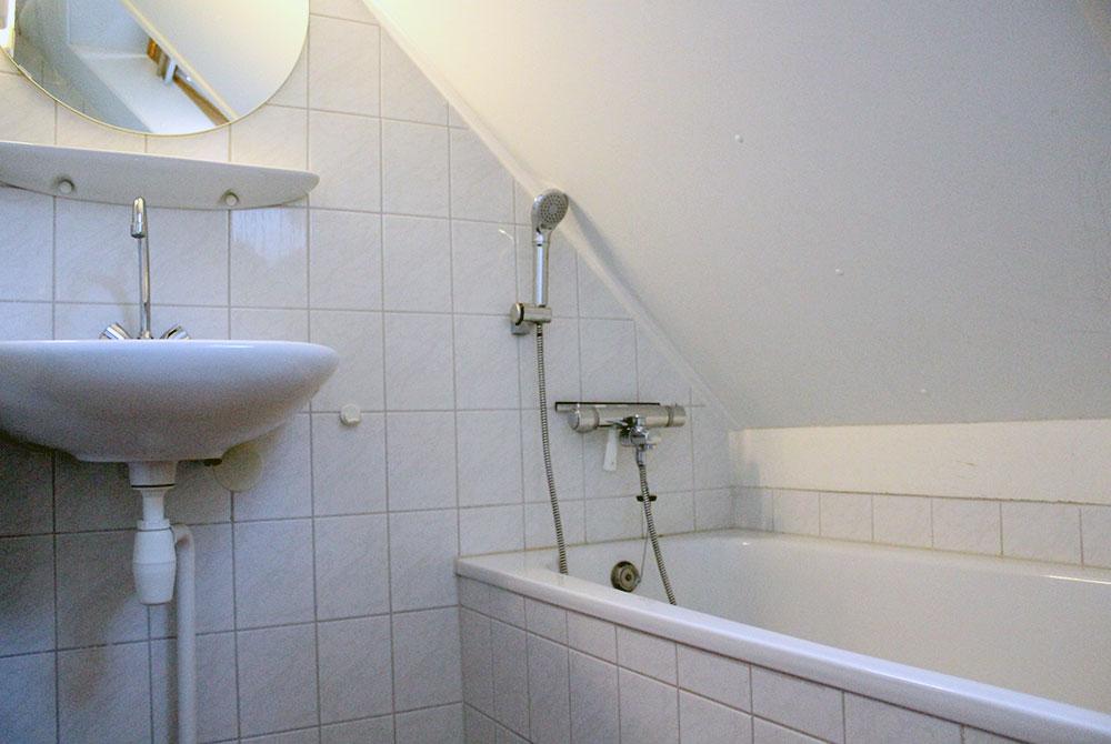 Badkamer in de bungalow, Landal Landgoed De Hellendoornse Berg
