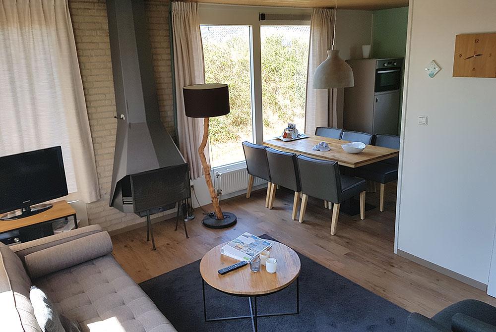 Woonkamer van de bungalow, Landal Sluftervallei