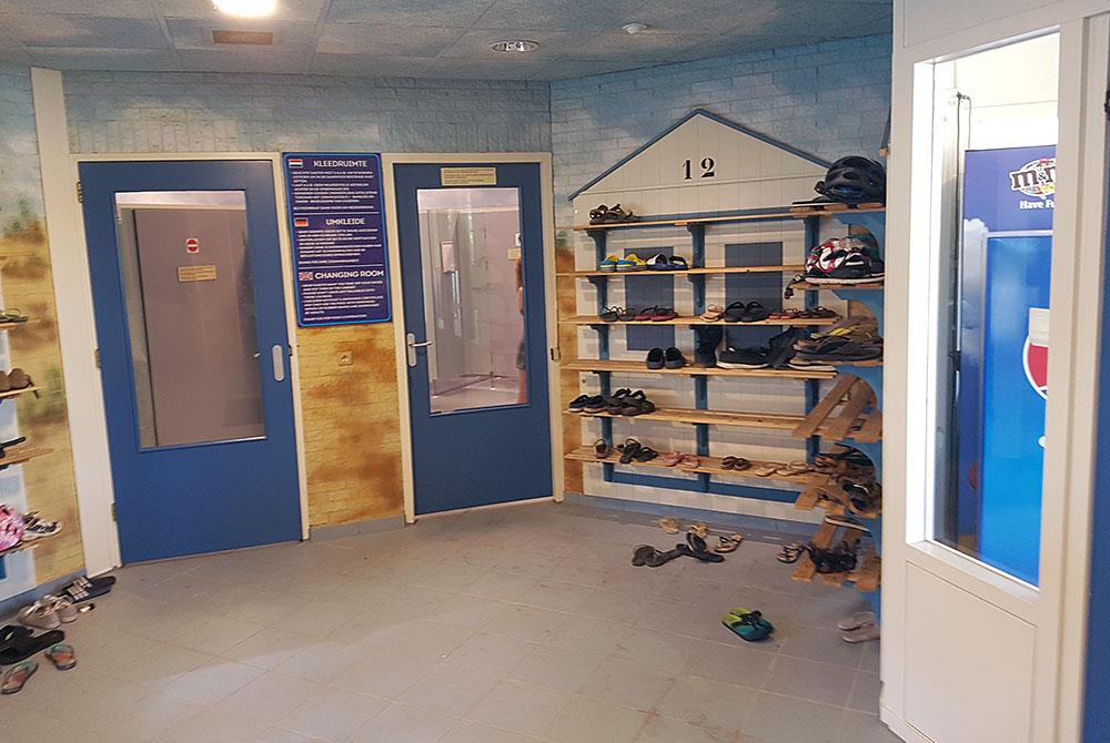 Schoenen uit in het zwembad, Landal Sluftervallei