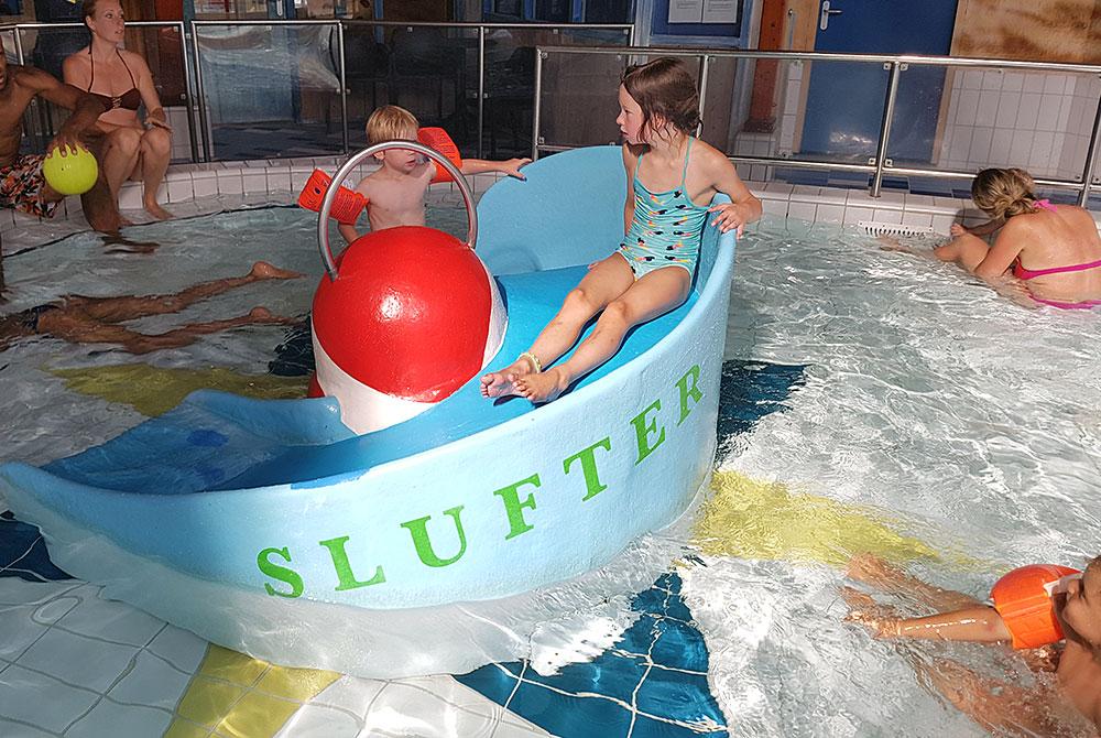 Peuterbad in het zwembad, Landal Sluftervallei