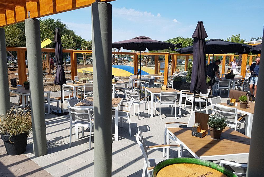 Terras bij het restaurant, Landal Sluftervallei