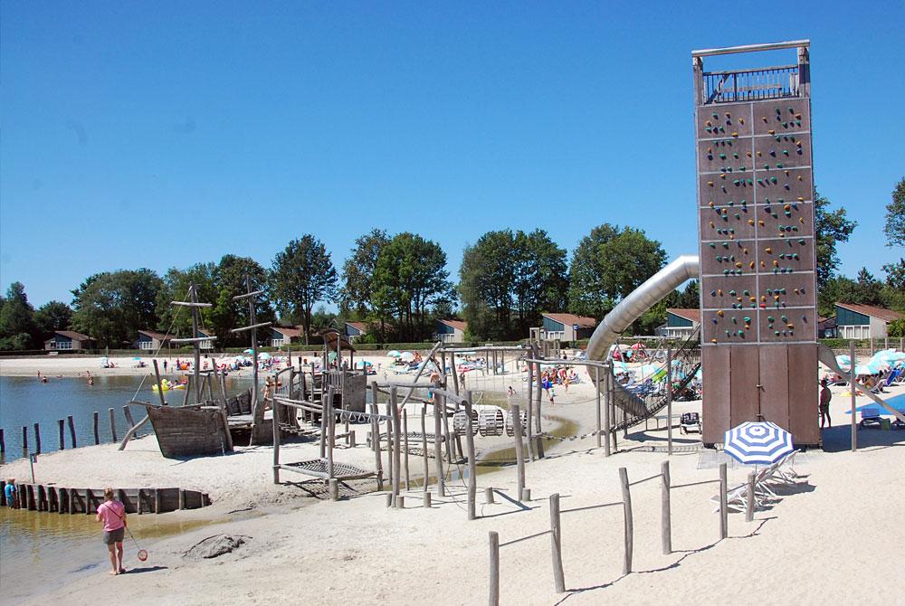 Speeltuin op het recreatiestrand, Hof van Saksen