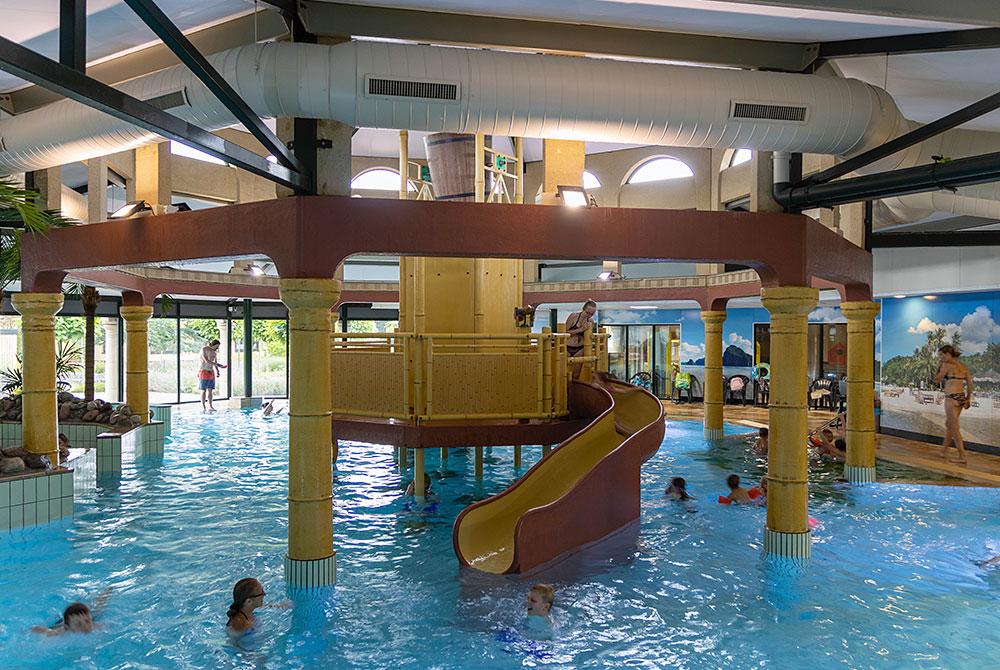 Glijbaan in het zwembad van Resort Arcen