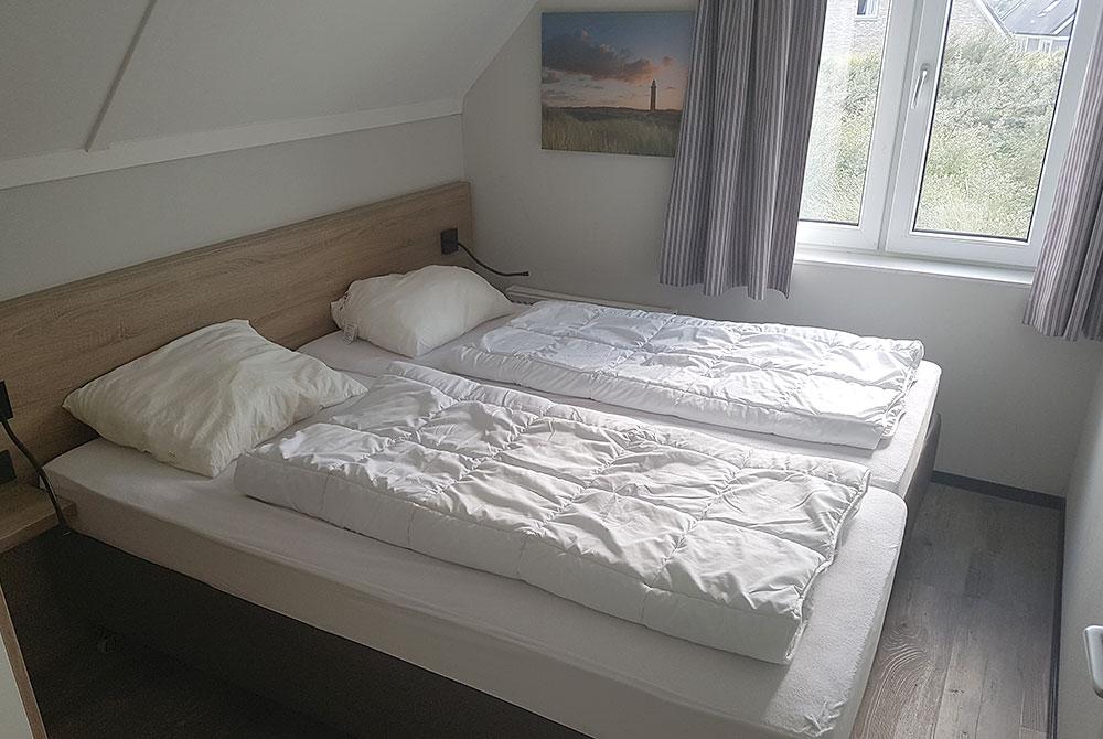 Slaapkamer in de bungalow, Landal Strand Resort Ouddorp Duin