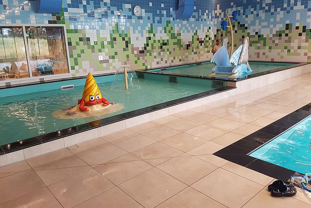 Peuterbad in het zwembad, Landal Strand Resort Ouddorp Duin