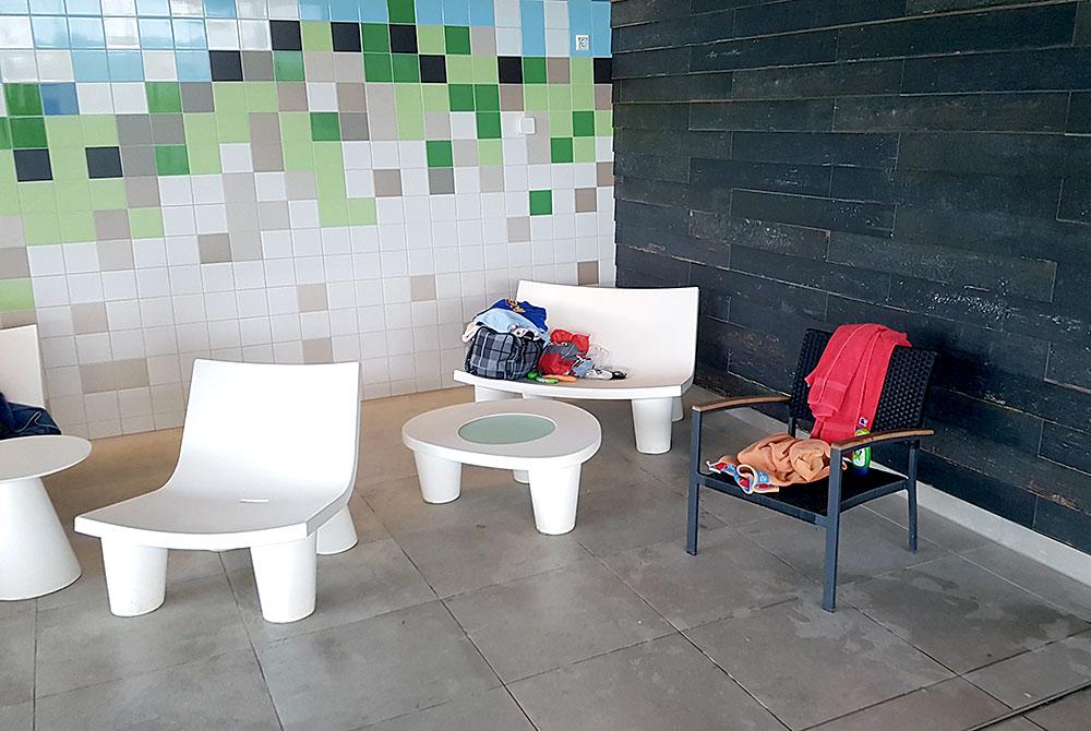 Zitplekken in het zwembad, Landal Strand Resort Ouddorp Duin