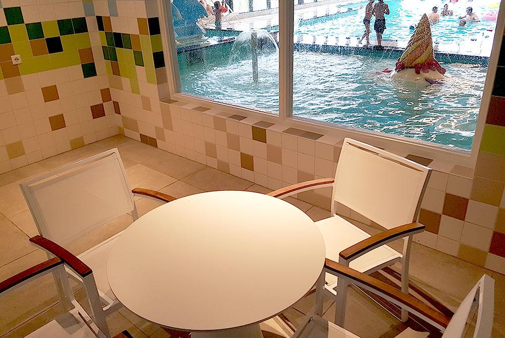 Ouders wachten in het zwembad, Landal Strand Resort Ouddorp Duin