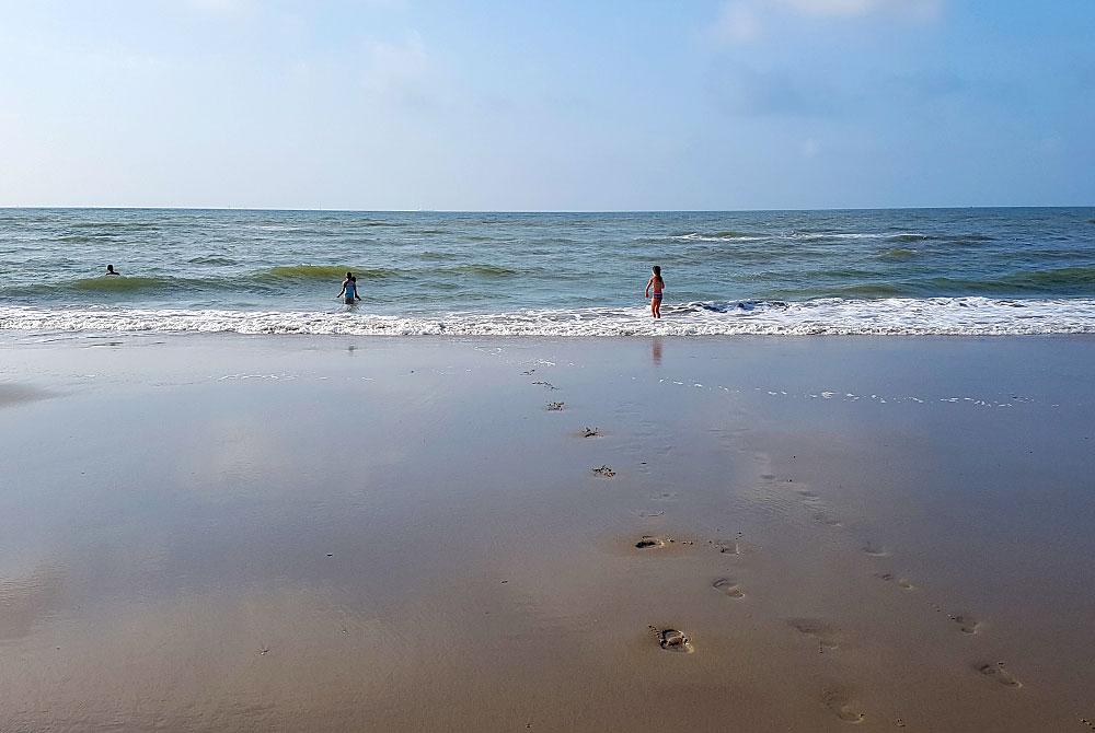Zwemmen in de zee, Landal Strand Resort Ouddorp Duin