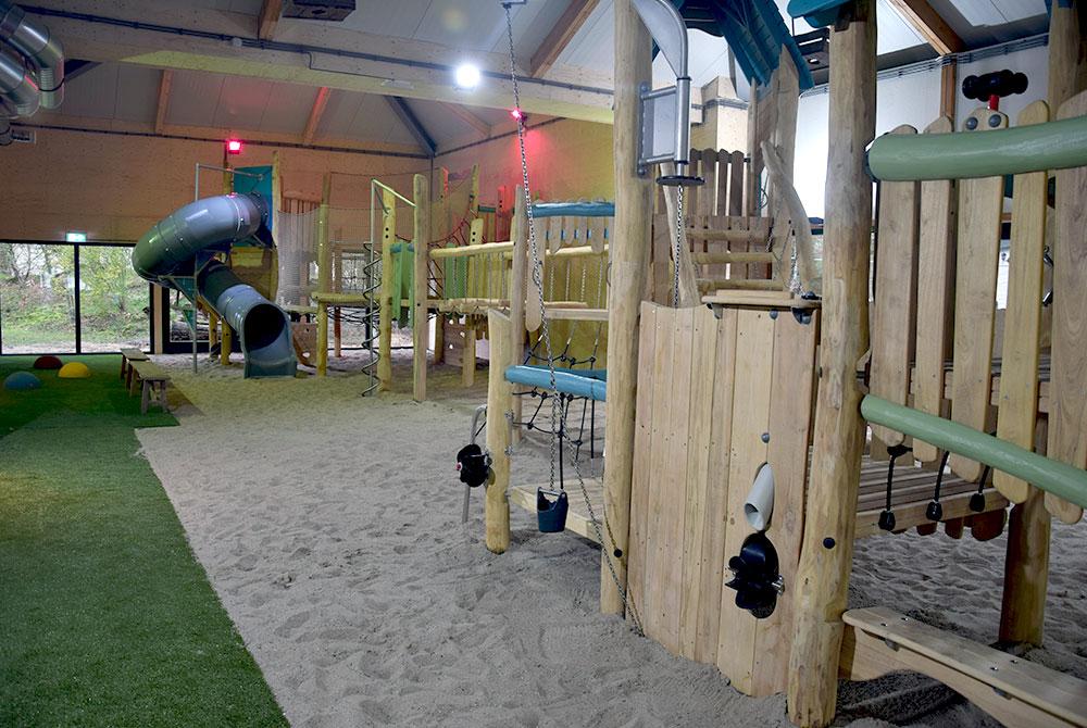 Vakantiepark met binnenspeeltuin / indoor speelparadijs - Reisliefde