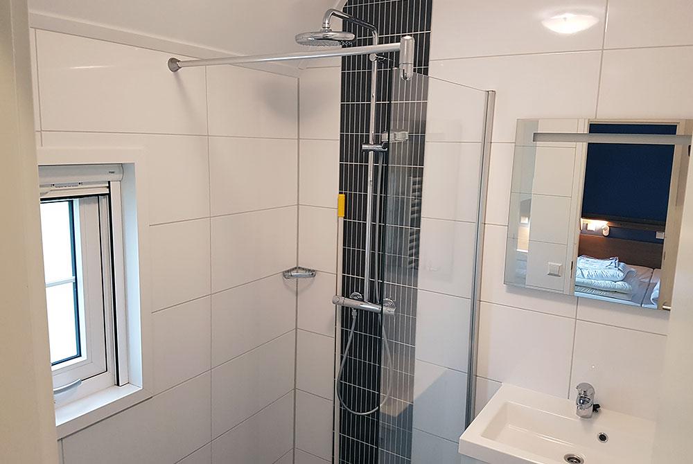 Badkamer in de Vechtdallodge, Kampeerdorp de Zandstuve